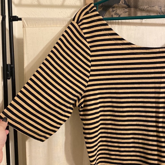 Banana Republic Scoop Neck 1/2 Sleeve Top. Excellent condition. - Picture 3 of 4